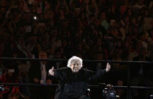 Η συγκλονιστική στιγμή του Μίκη Θεοδωράκη στο Καλλιμάρμαρο: Διηύθυνε το «Βρέχει στη Φτωχογειτονιά» και αποθεώθηκε 1206875 20170620000907 img 25991497908375 2