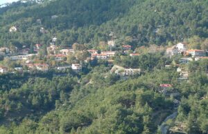 Πλάτρες: Είναι λανθασμένη η εντύπωση ότι οι Πλάτρες είναι ένα νέο χωριό που ιδρύθηκε τα τελευταία χρόνια 1200px-Platres_village_(Cyprus).jpg