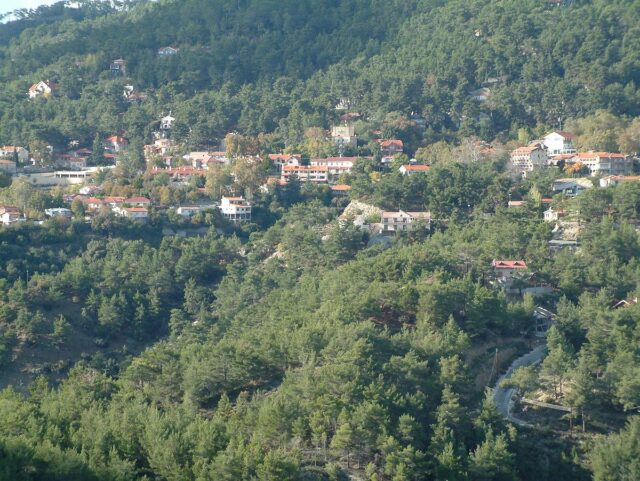 1200px-Platres_village_(Cyprus).jpg