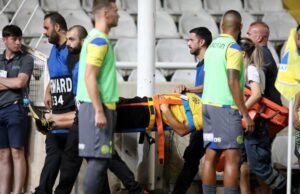 Η στιγμή που οπαδός της ΑΕΛ πέφτει στο κενό και παγώνει το ΓΣΠ (pics) apoel-ael2.jpg