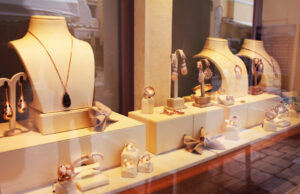 Μπήκαν σε κοσμηματοπωλείο να το κλέψουν… αλλά άκουσαν περιπολικό και τράπηκαν σε φυγή