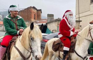 Άγιος Βασίλης καβαλάρης με άσπρο άλογο στο Χριστουγεννιάτικο χωριό της Κυπερούντας