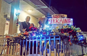 Η 82χρονη κ. Έλλη στη Λεμεσό στολίζει για την Ουκρανία και δίνει δώρα στα προσφυγόπουλα