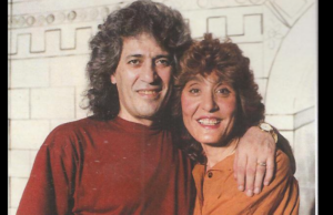 Συμπρωταγωνιστής της Δώρα Κακουράτου: «Έφυγες αθόρυβα χωρίς να γνωρίζει κανείς ότι έδινες μάχη »