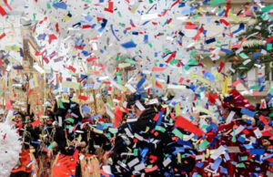 Ο τραγουδιστής στην “Στέψη της Βασίλισσας” του Καρναβαλιού και… η υπόσχεση για μια παρέλαση που θα αφήσει ιστορία!