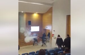 Άγρια επίθεση κουκουλοφόρων στο ΤΕΠΑΚ σε εκδήλωση της Accept LGBTI (VIDEO) Άγρια επίθεση κουκουλοφόρων στο ΤΕΠΑΚ σε εκδήλωση της Accept LGBTI (VIDEO)