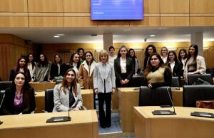 Στα βήματα μιας βουλεύτριας. Της Αλίκης Καρυδά Στα βήματα μιας βουλεύτριας. Της Αλίκης Καρυδά
