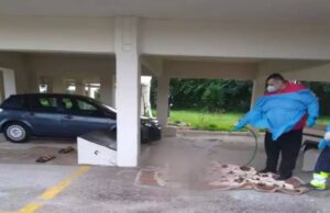 Εικόνες ντροπής: Πλήρωμα ασθενοφόρου έπλυνε με λάστιχο γυμνή ηλικιωμένη σε πιλοτή πολυκατοικίας