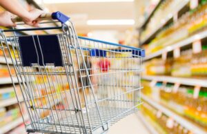 Έρευνα: Καταναλωτές περικόπτουν μη βασικά έξοδα για τα βγάλουν πέρα