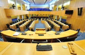 Λιποθυμία στην βουλή διέκοψε την συζήτηση της Επιτροπής Παιδείας