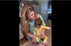 Επτά μηνών μωρό μαθαίνει να φτιάχνει στη μαμά του καφέ