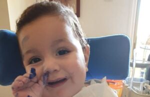 Λύγισε το Υπ. Υγείας μετά το σάλο και παραχώρησε συνοδό για το μικρό Αντώνη