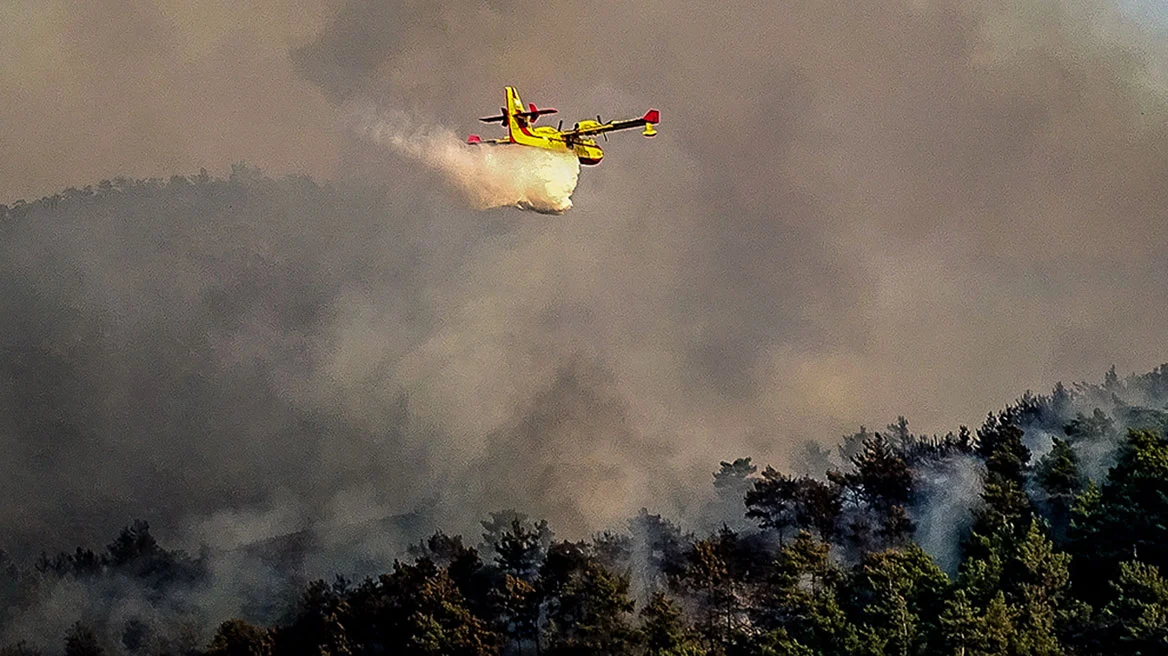 Συγκλονιστικό βίντεο: Η στιγμή που ένα Canadair βουτά στη φωτιά για να σώσει σπίτι