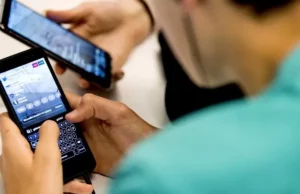 Απαγόρευση κινητών σε Μέση Εκπαίδευση προτείνει η ΥΠΑΝ – Θα συζητηθεί στη Βουλή