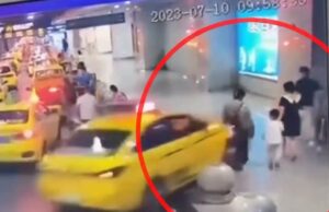 Οδηγός ταξί έχασε τον έλεγχο του αυτοκινήτου και έπεσε πάνω σε τετραμελή οικογένεια σε σταθμό τρένου (VIDEO)