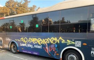 Βανδάλισαν με σπρέϊ ολοκαίνουρια λεωφορεία της ΕΜΕΛ προκαλώντας ζημιές χιλιάδων ευρώ