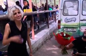 Πρόταση γάμου εν μέσω φουκούδων στον εκδρομικό χώρο Πλατανιών (VID)