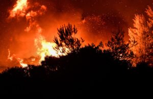 ΒΙΝΤΕΟ: Πύρινη κόλαση στην Πάφο, ολονύχτια μάχη με τις φλόγες-Σε εξέλιξη εκκένωση της Φασούλας