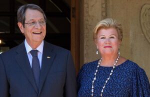 Ο Νίκος Αναστασιάδης απολαμβάνει τις διακοπές του με την Άντρη του σε ελληνικό νησί (ΦΩΤΟΓΡΑΦΙΑ)