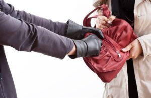 Στιγμές τρόμου για Ε/κ γυναίκα – Αλλοδαπός την ακολούθησε, της επιτέθηκε στη μέση του δρόμου και τη λήστεψε