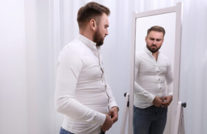 Να γιατί δεν πρέπει να ρουφάτε την κοιλιά σας για να φαίνεστε πιο λεπτοί