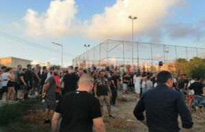 Ένταση κατά τη διαμαρτυρία στην Χλώρακα-Αντάλλαξαν πέτρες, επενέβη αστυνομία (pics)