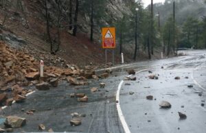 Οδηγοί προσοχή: Κατολισθήσεις και πυκνή ομίχλη επηρεάζουν την κυκλοφορία σε δρόμους στα ορεινά της Λευκωσίας και Λεμεσού
