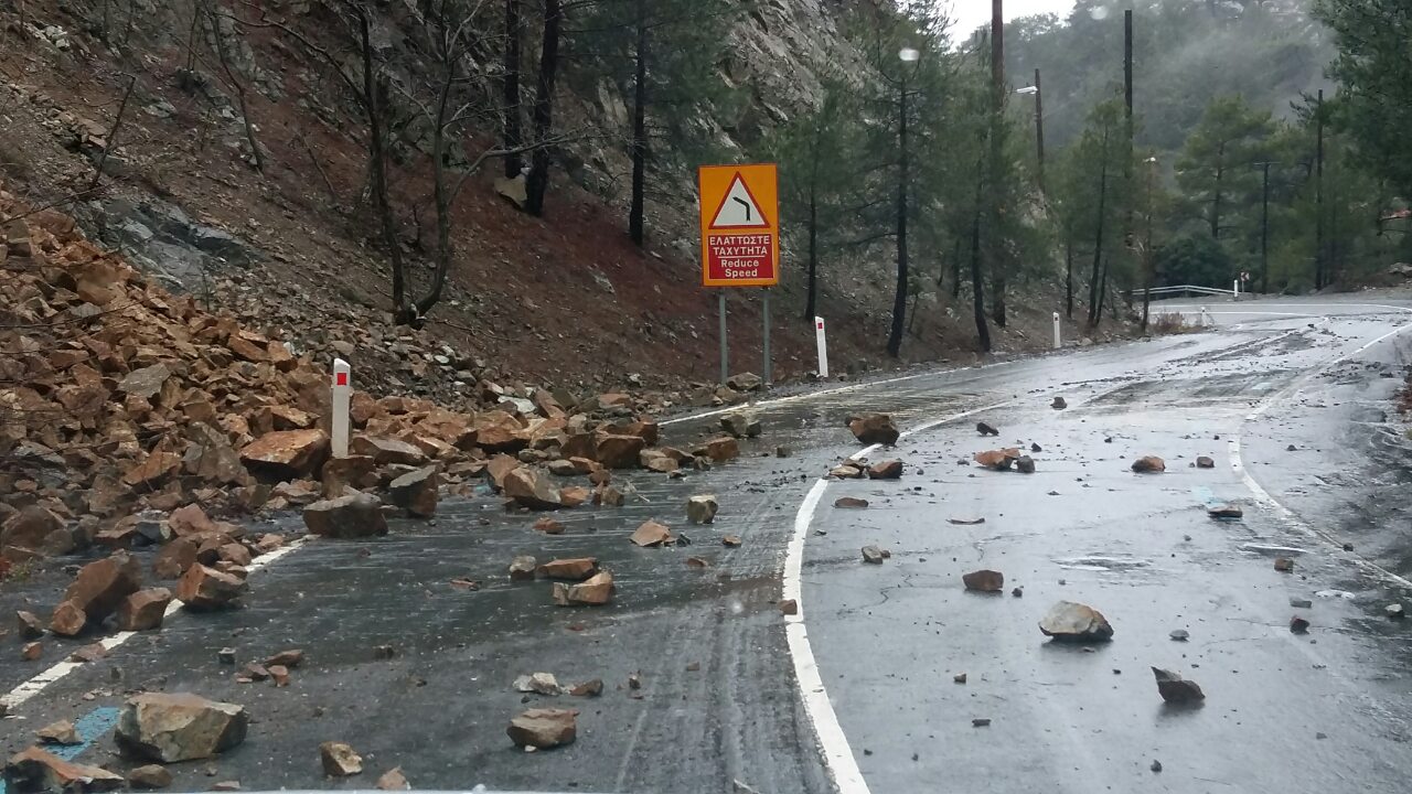 Οδηγοί προσοχή! Κατολισθήσεις βράχων στον δρόμο Πλατρών-Τροόδους και μειωμένη ορατότητα λόγω ομίχλης