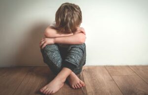 ΚΥΠΡΟΣ / Κραυγή απόγνωσης πατέρα 13χρονου on air: Έβαλε τα κλάματα, χτύπησαν το παιδί του έξω από το σχολείο «Ήρτε μαυρισμένος» (ΒΙΝΤΕΟ)