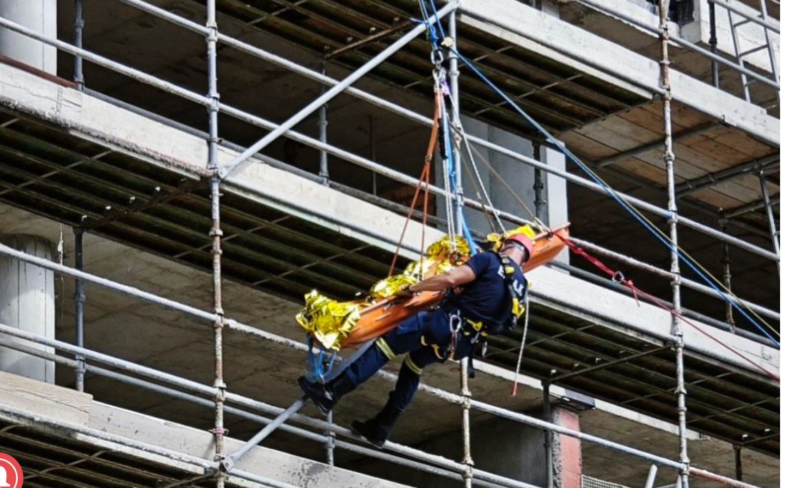 Εργάτης έπεσε από ύψος και τραυματίστηκε – Εικόνες από την στιγμή της διάσωση του