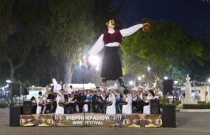 Κοσμοσυρροή στην τελετή έναρξης της 62ης Γιορτής του Κρασιού