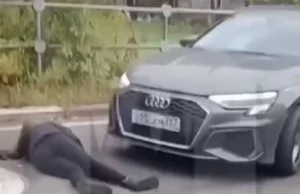 Δείτε βίντεο: Οδηγός πατάει με το αυτοκίνητο γυναίκα και ξαναπερνά από πάνω της