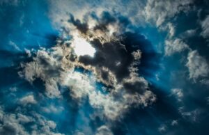 Καιρός: Ψηλά η θερμοκρασία, βροχές, σκόνη και σύννεφα στο σκηνικό