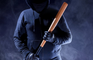 Λεμεσός – Κουκουλοφόροι: 40 άτομα με ρόπαλα – Κάταγμα στον αγκώνα ο 21χρονος