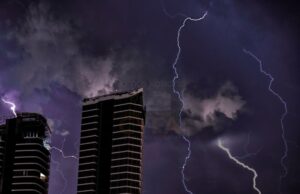 Η εντυπωσιακή φωτογραφία με τις αστραπές από τον ουρανό της Λεμεσού (PHOTO)