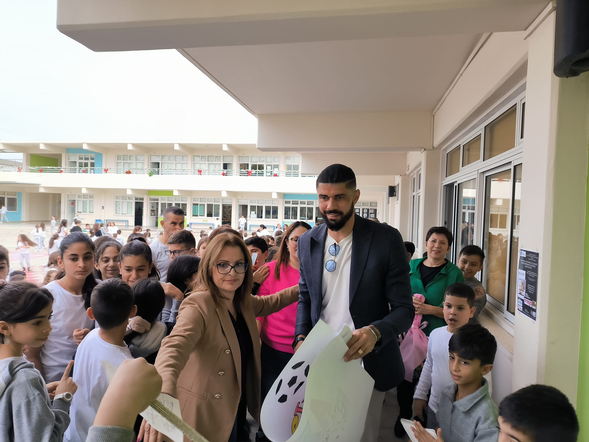 O Φαμπιάνο επισκέφθηκε το Δημοτικό Σχολείο Ζακακίου και έγινε χαμός – ΑΠΟΕΛίστες, Ομονοιάτες, Απολλωνίστες, ΑΕΛίστες, Ανορθωσιάτες έγιναν ένα για τον Βραζιλιάνο!