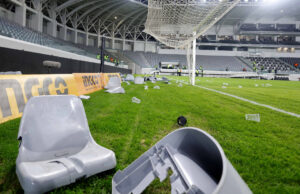 ΤΡΑΓΙΚΗ κατάσταση στο “Άλφα Μέγα”: ΣΠΑΣΜΕΝΑ καθίσματα και αντικείμενα στον αγωνιστικό χώρο (ΦΩΤΟΣ)