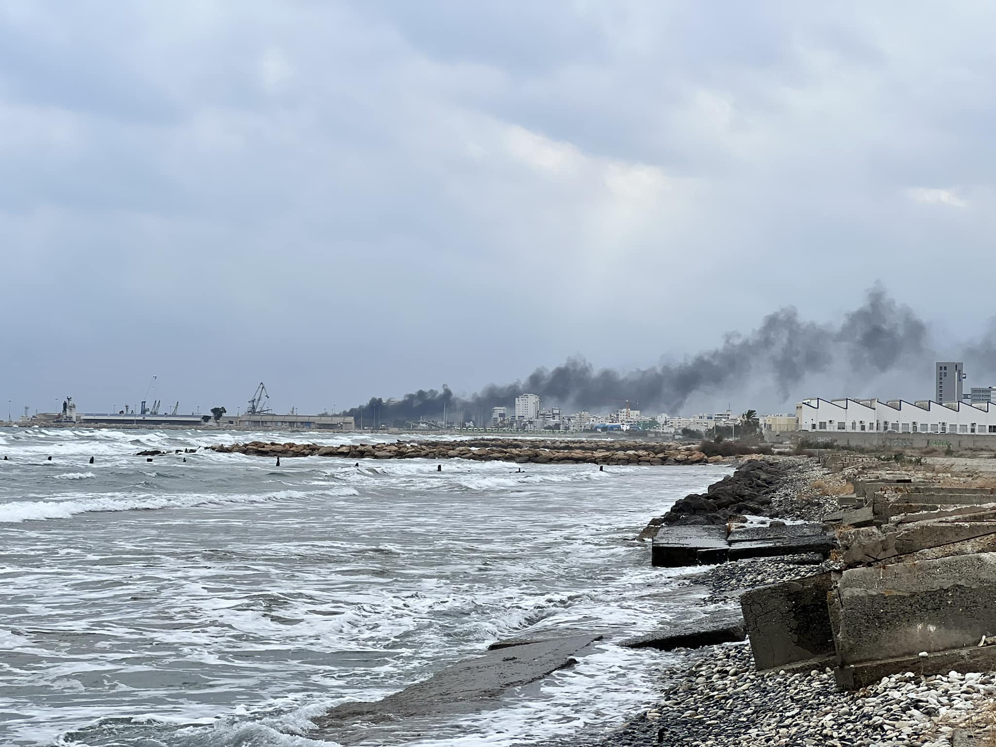 Μεγάλη Πυρκαγιά σε σκάφος μέσα στη Μαρίνα Λάρνακας (ΦΩΤΟΓΡΑΦΙΑ)