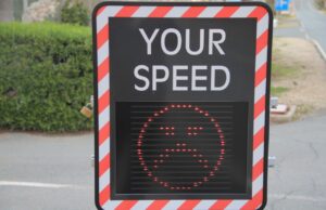 Σε αυτόν τον κυπριακό δρόμο μπήκαν πινακίδες με emojis που καταγράφουν την ταχύτητα σου!