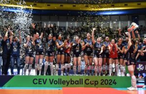 Μια Λεμεσιανή στην κορυφή της Ευρώπης: Η Κατερίνα Ζακχαίου πανηγυρίζει με την ομάδα της Κιέρι το CEV Cup