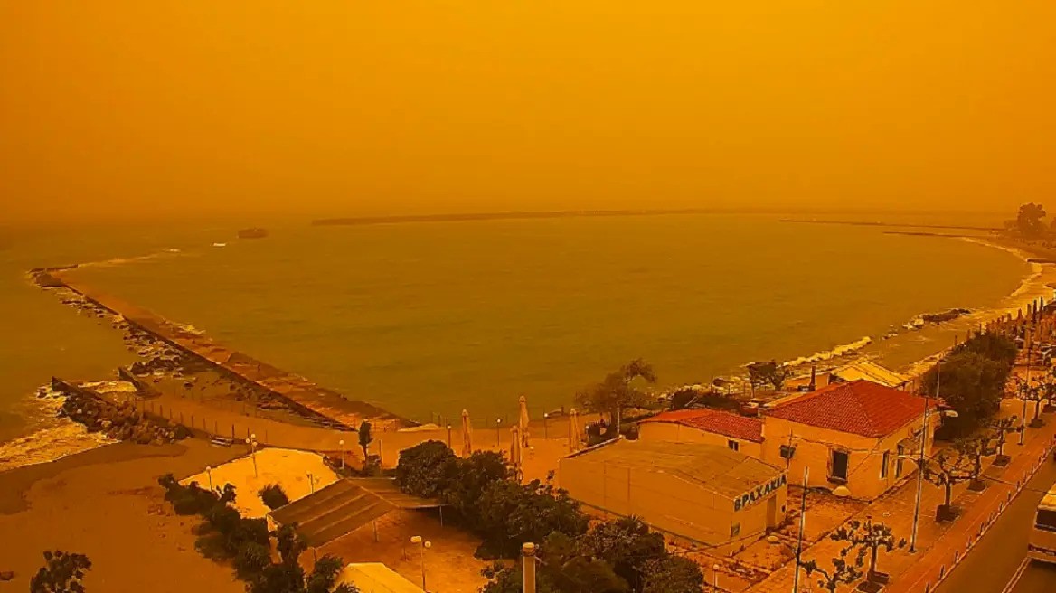 Αφρικανική σκόνη «καταπίνει» όλη την Ελλάδα – Απόκοσμες εικόνες