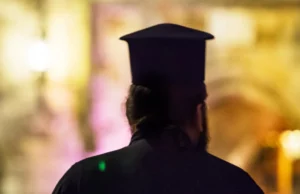 ΠΡΟΣΟΧΗ: Άνδρας προσποιείται τον ιερέα και ξεγελά πολίτες