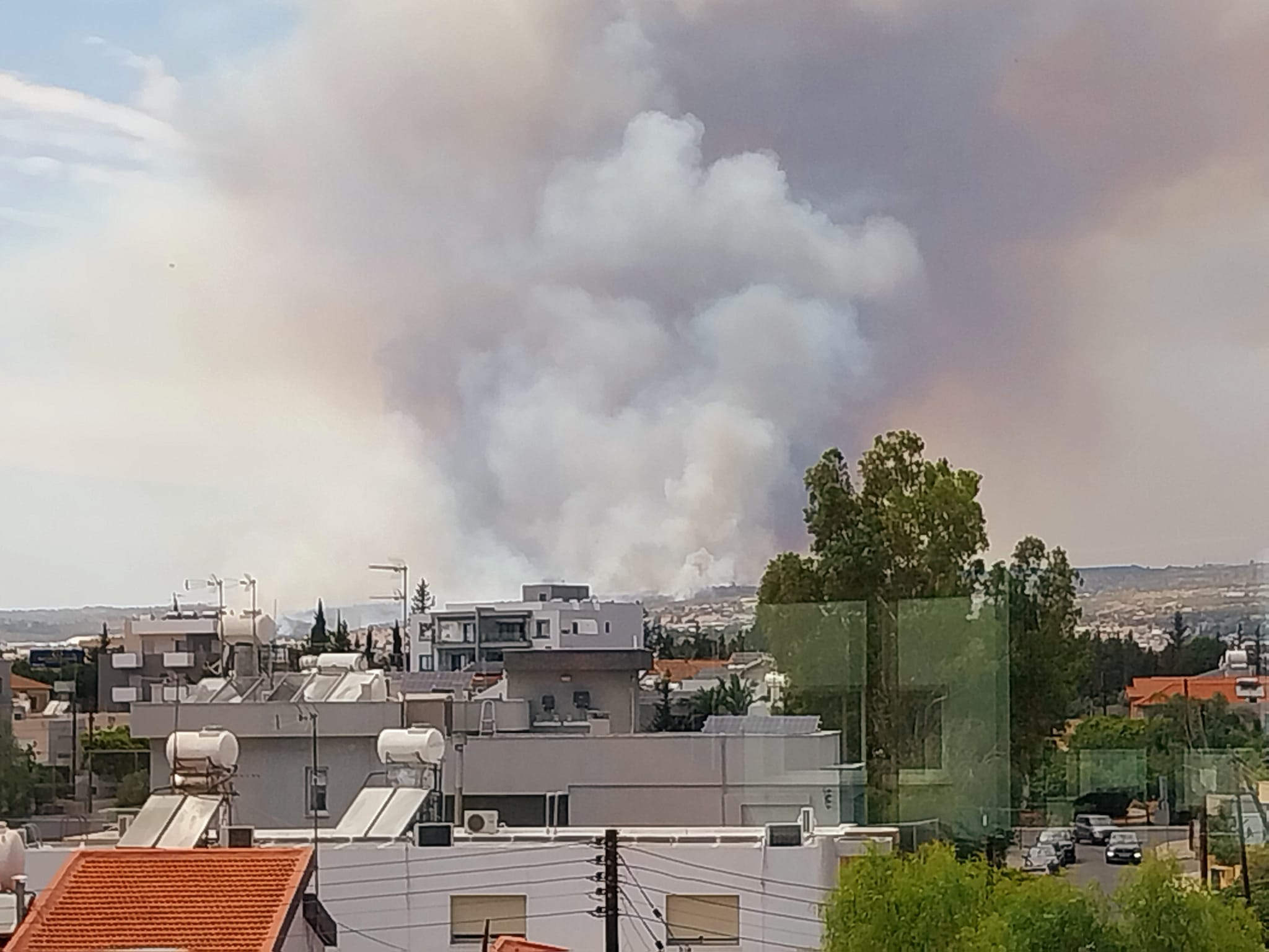 Δήμαρχος Ύψωνα: Προσπαθούμε να ανοίξουμε δρόμους για την Πυροσβεστική – Η φωτιά κινείται προς το δάσος