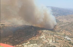 Μεγάλη πυρκαγιά στην Πάφο – Κινδυνεύουν εξοχικά, εκκενώνεται το χωριό Ψάθι