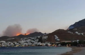 Φωτιά στη Σέριφο: Ολονύχτια μάχη με τις φλόγες και τους ανέμους – Έχουν καεί σπίτια