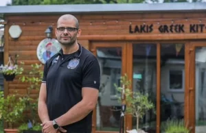 Αγγλία: Έφτιαξε ελληνική ταβέρνα στον κήπο του για να τιμήσει τον πατέρα του και δωρίζει τις εισπράξεις σε φιλανθρωπίες [BΙΝΤΕΟ/ΦΩΤΟΓΡΑΦΙΕΣ]