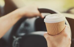 Κι όμως! Ο καφές στο αυτοκίνητο θα τιμωρείται με πρόστιμο στην Ελλάδα!
