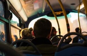 Καταγγελίες για Μαθητές που Αφήνονται στο Δρόμο λόγω Υπερπλήροτητας Λεωφορείων