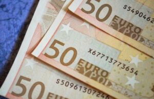 Αρχίζουν να μπαίνουν στους λογαριασμούς των οικογενειών με μαθητές €150 – Ποιοι δικαιούνται