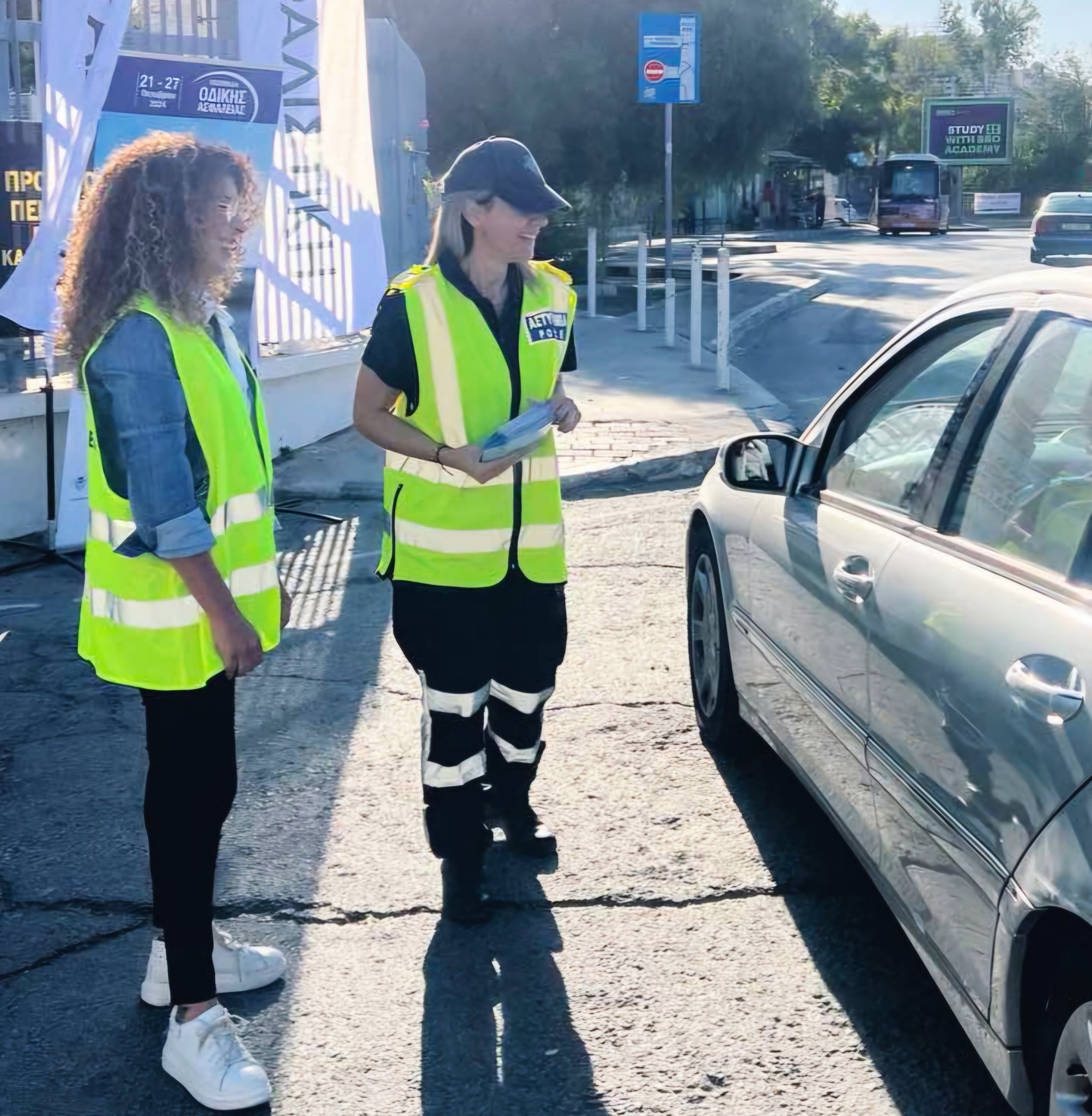 Λεμεσός: Τροχαία και CNP Ασφαλιστική μοίρασαν φωσφορούχα γιλέκα και ενημερωτικό υλικό σε οδηγούς